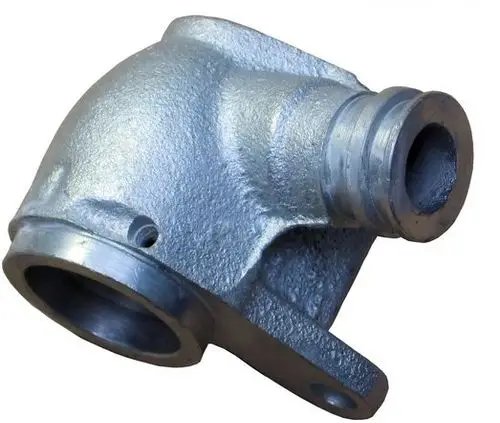 Anschlussstück aus Metall mit gebogener Form und mehreren Anschlüssen, möglicherweise für den Rücklauf in einem Bosch-System.